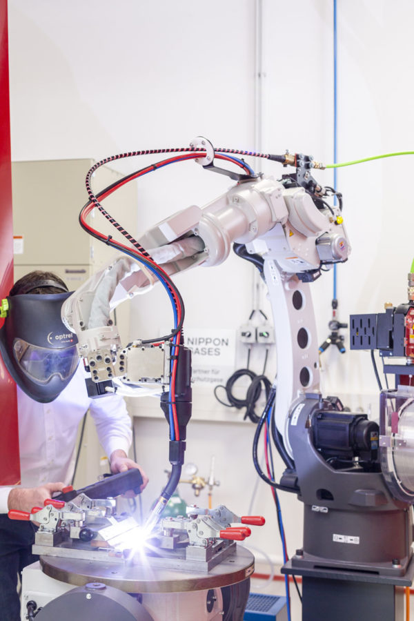 techniker roboter schweißen schweissroboter robotik panasonic elektronik fotograf