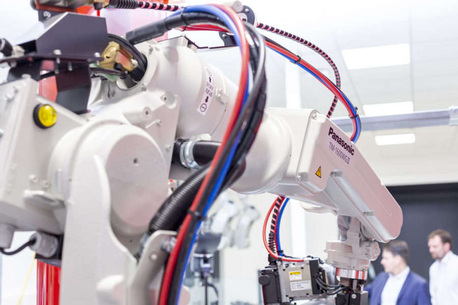 roboter schweißen schweissroboter robotik panasonic elektronik produktfotograf