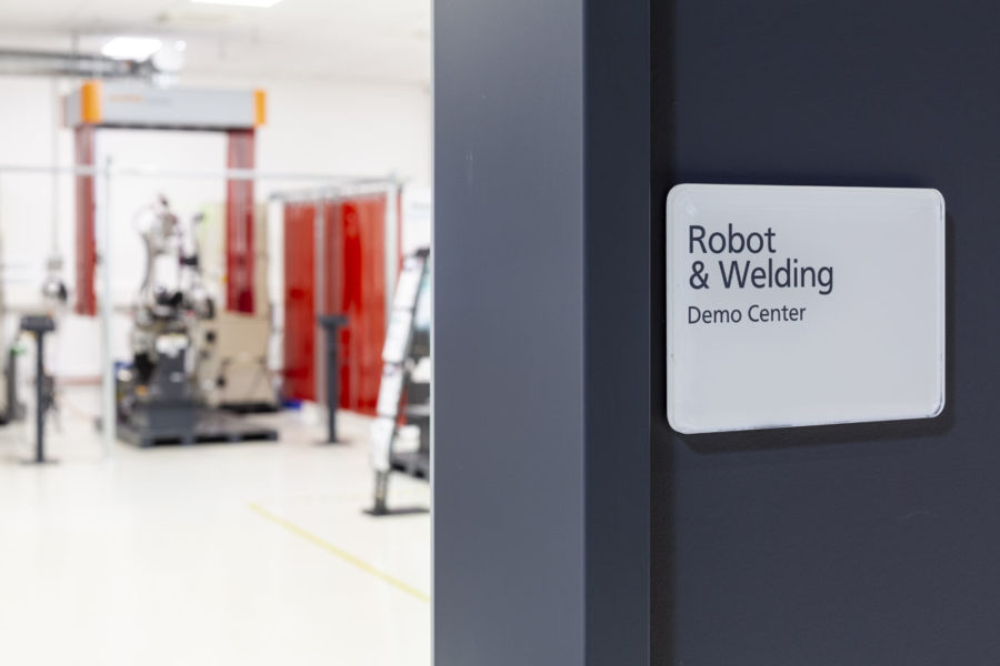 roboter schweißen schweissroboter robotik panasonic elektronik demo